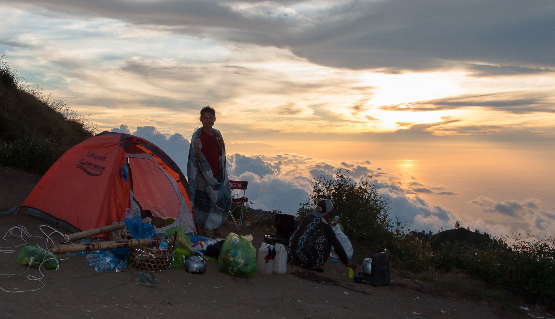 Porteur indonésien sur le trek du Rinjani, agence Rudy Trekker