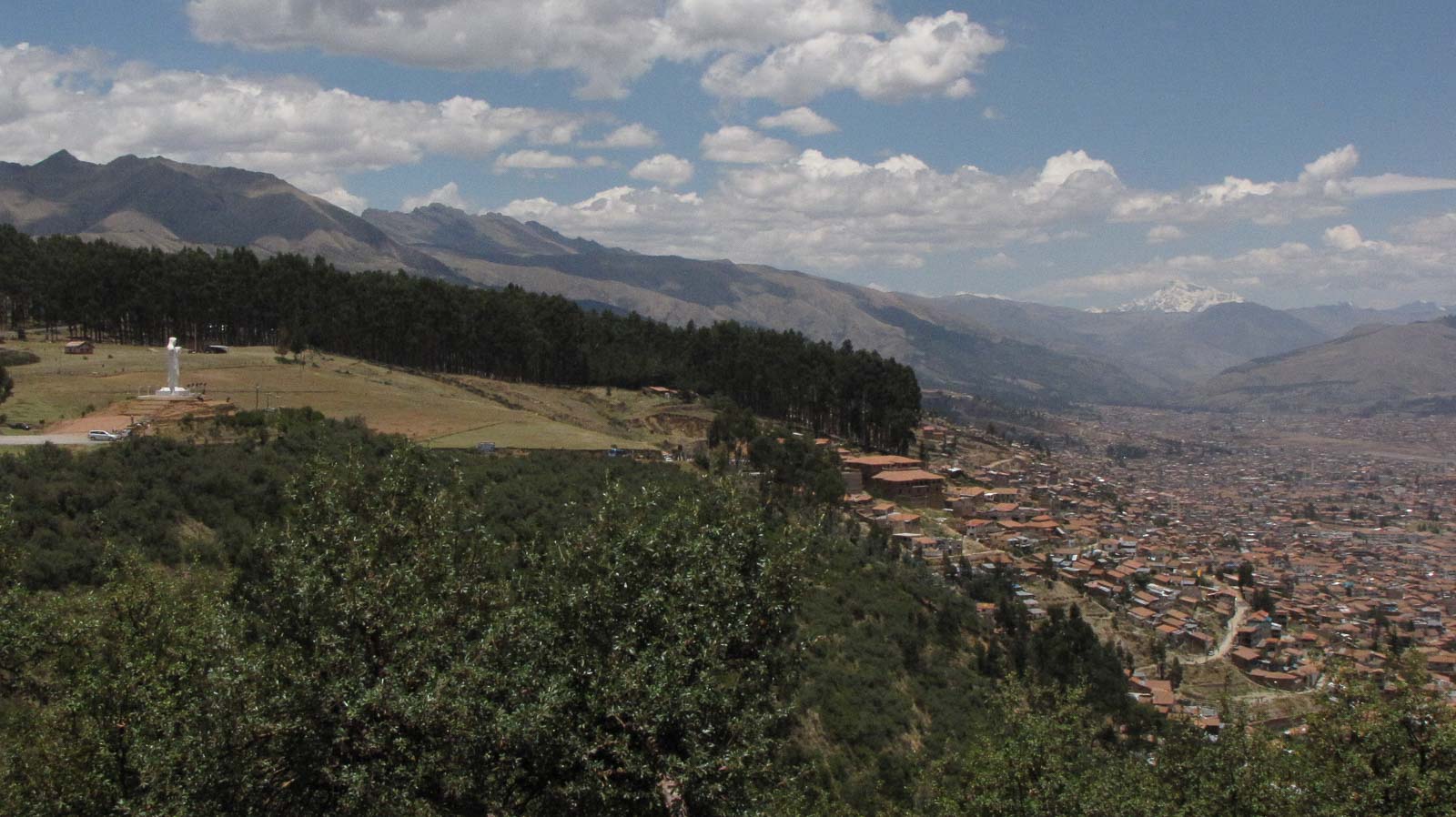 Vue de la vallée de Cuzco depuis le site Inca de Sacsayhuaman