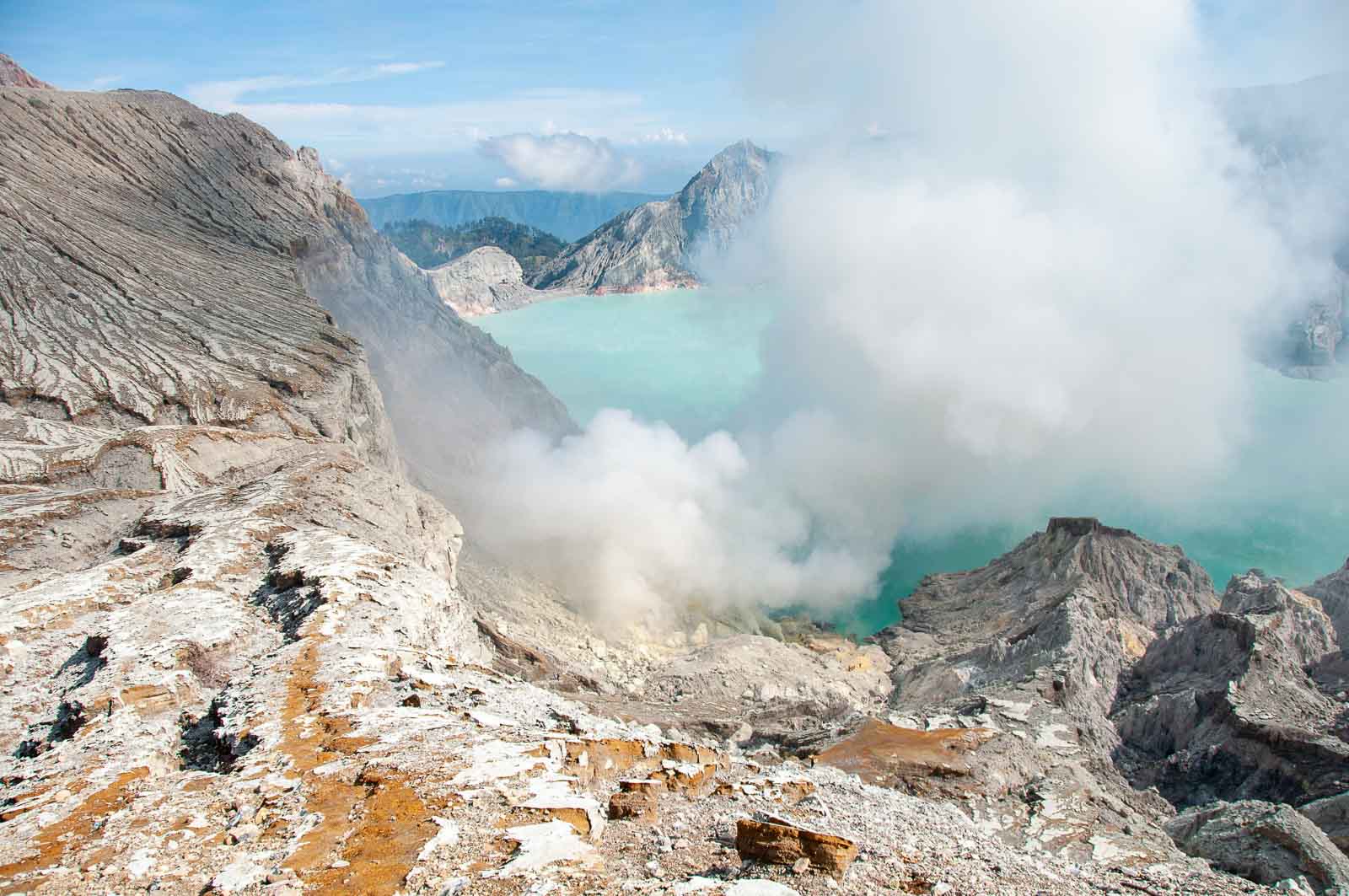 Vue du lac de cratère du Kawah Ijen, volcan de Java