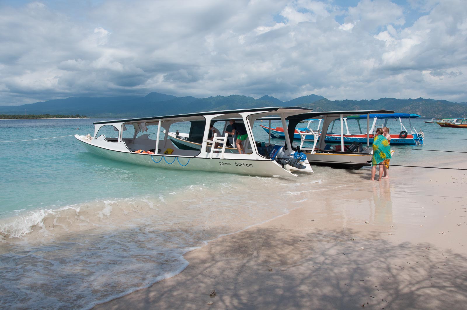 Bateaux de snorkeling et eau turquoise sur les îles Gili