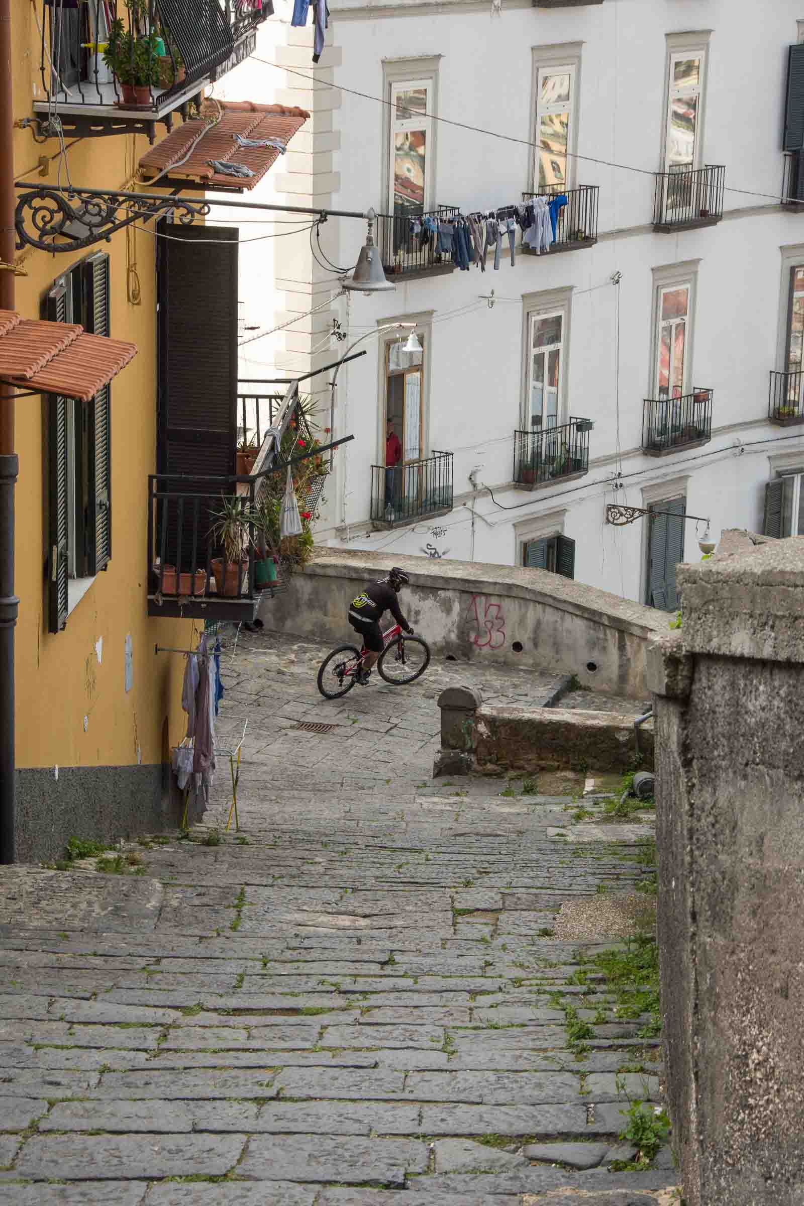 Cycliste à vélo dans les escaliers du Vomero à Naples