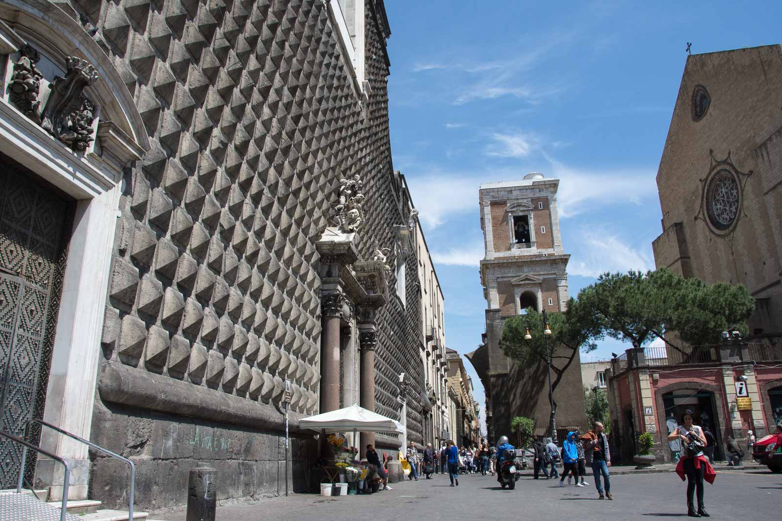 La jolie Piazza del Gesu Nuovo dans le centre historique de Naples