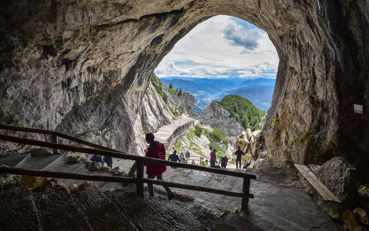 La grotte d’Eisriesenwelt, la plus grande grotte glaciaire du monde