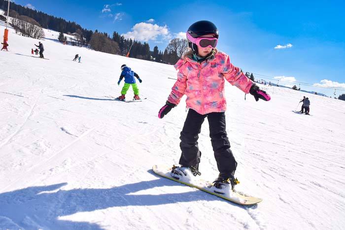 Apprendre le snowboard dans une station de ski
