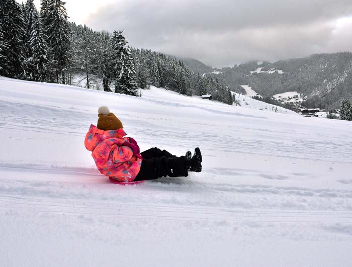 La luge, une des activités préférées des enfants dans la neige