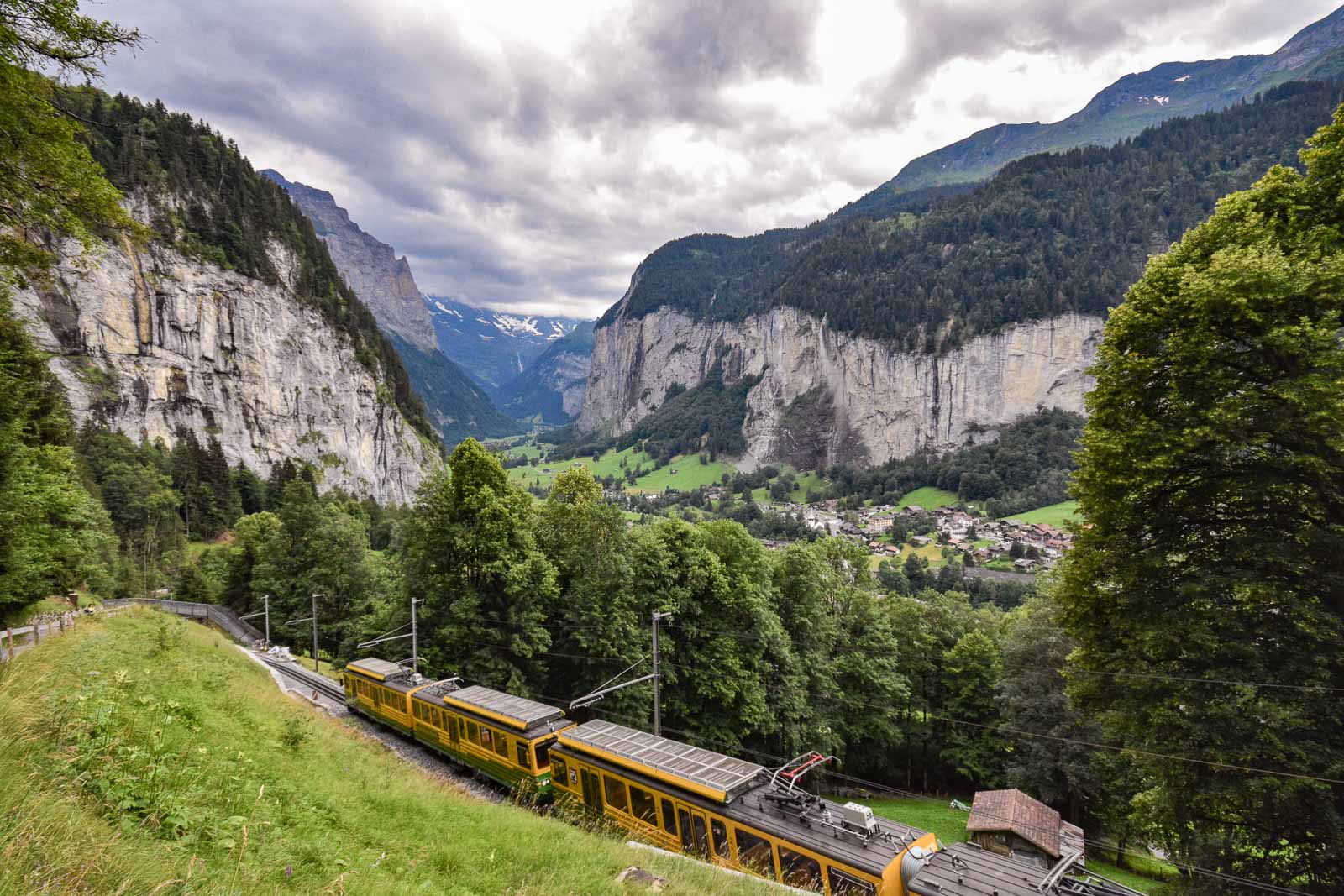 Des trains qui serpentent au-dessus des vallées : la Suisse est vraiment le paradis du voyage en train