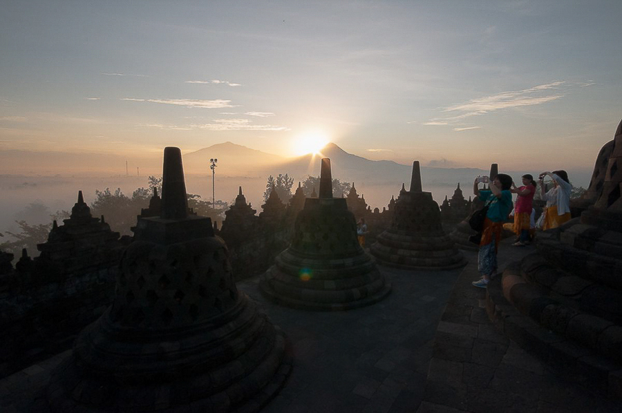 Lever de soleil sur le temple de Borobudur