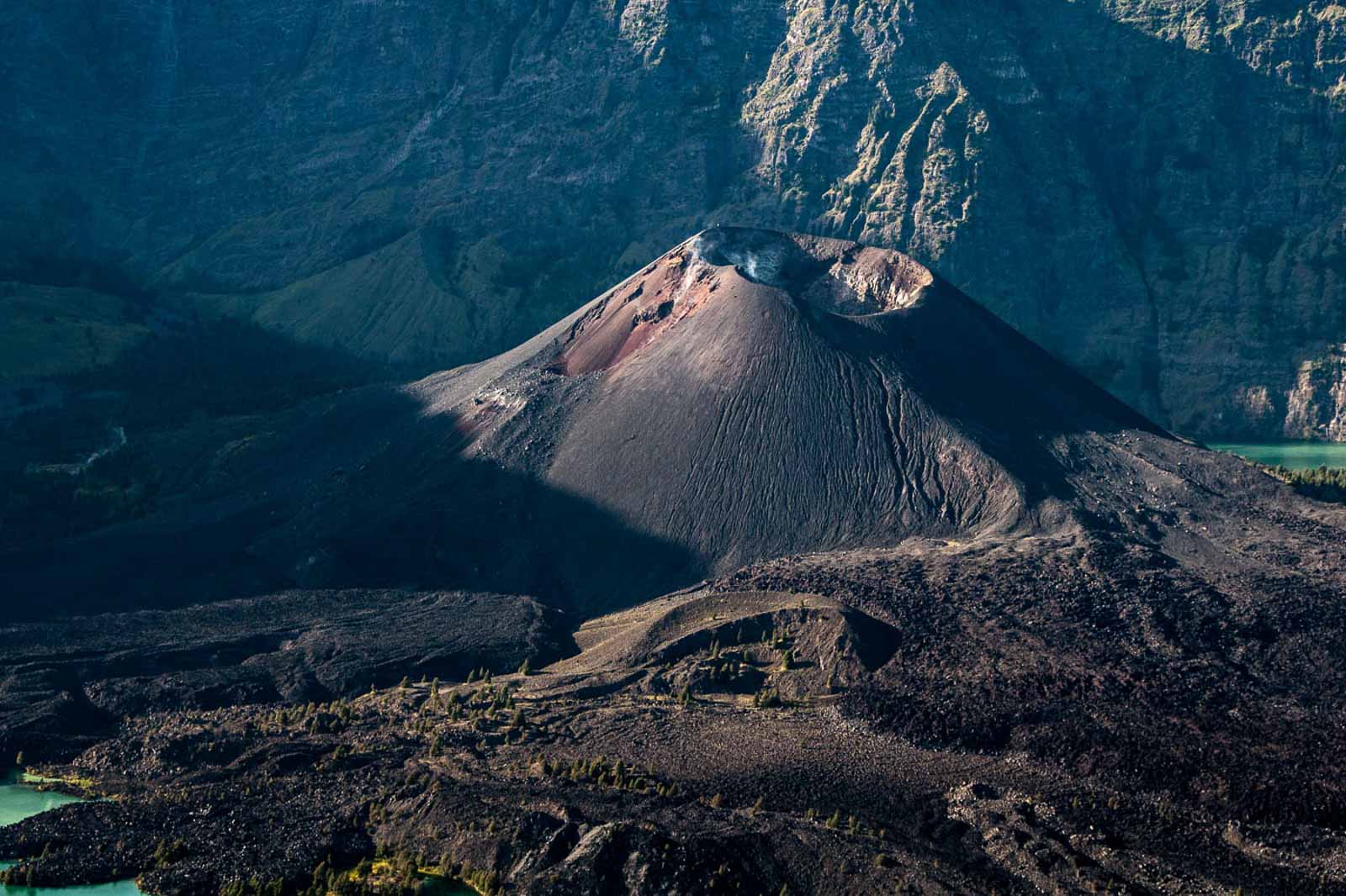 Le petit cratère secondaire, au fond de la caldeira du Rinjani