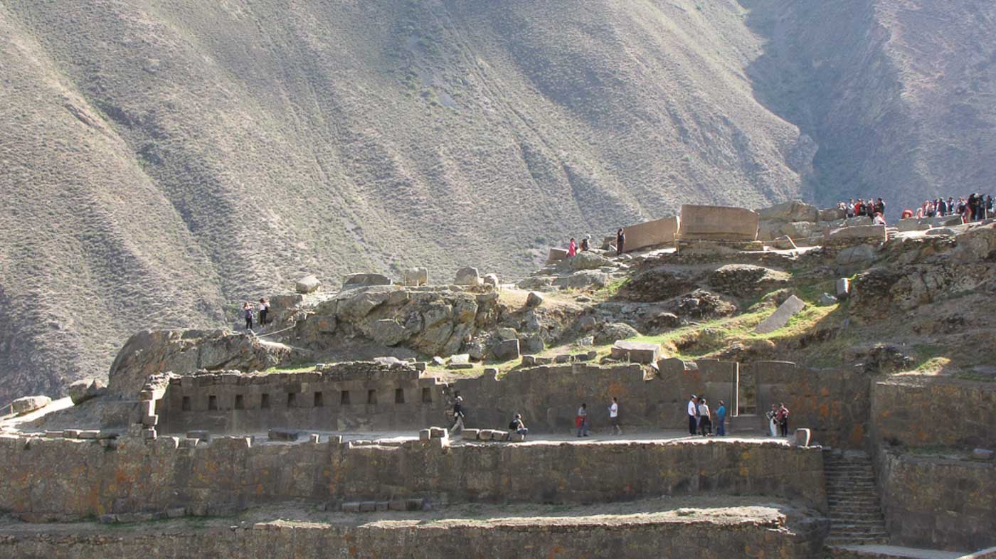 La citadelle d’Ollantaytambo surplombe la vallée sacrée