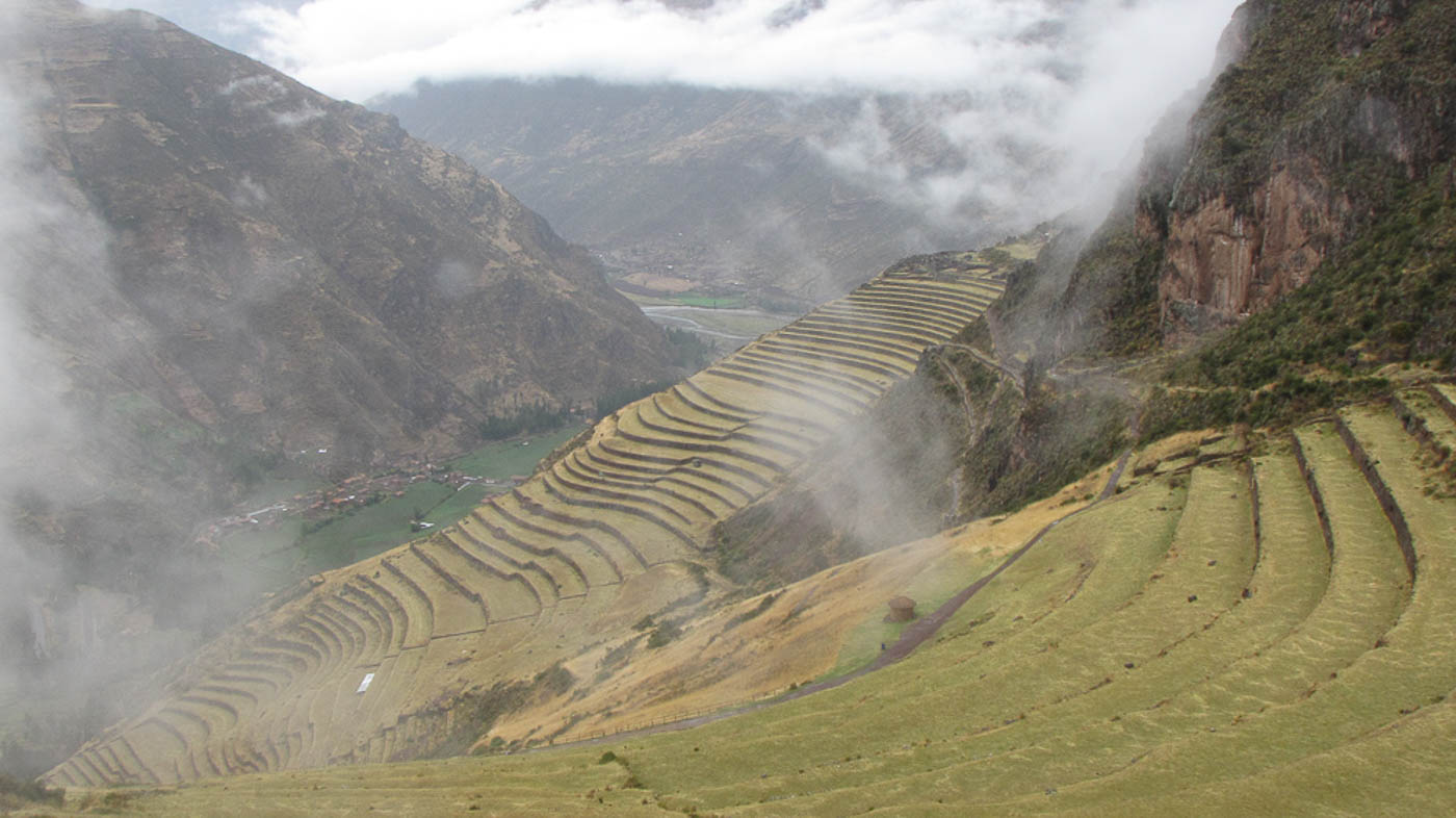 Magnifique vue sur la vallée sacrée des incas depuis les ruines de Pisac