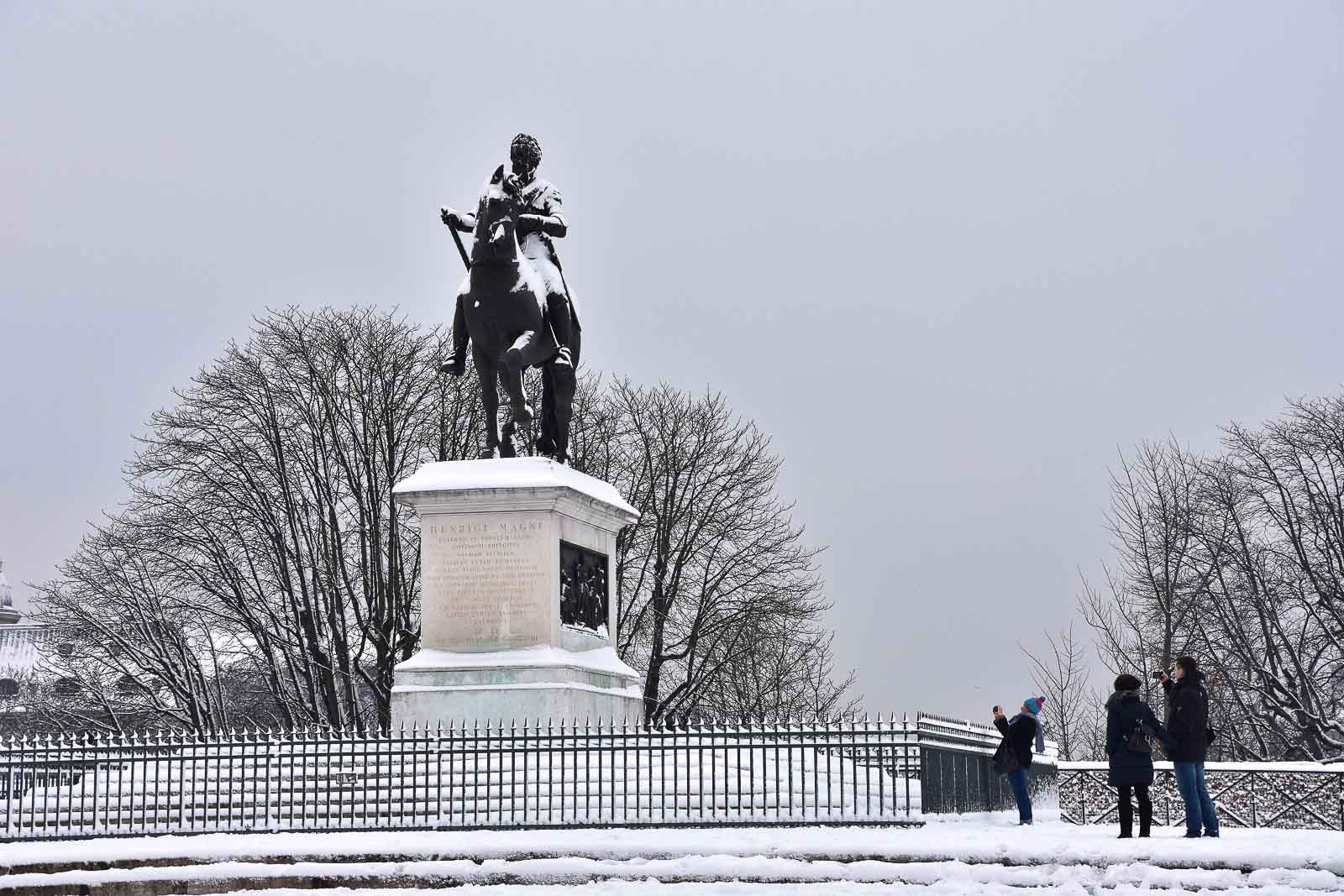 Statue d’Henri IV sous la neige, Paris