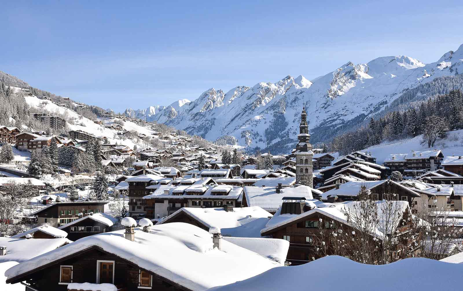 Village de La Clusaz dans les Alpes