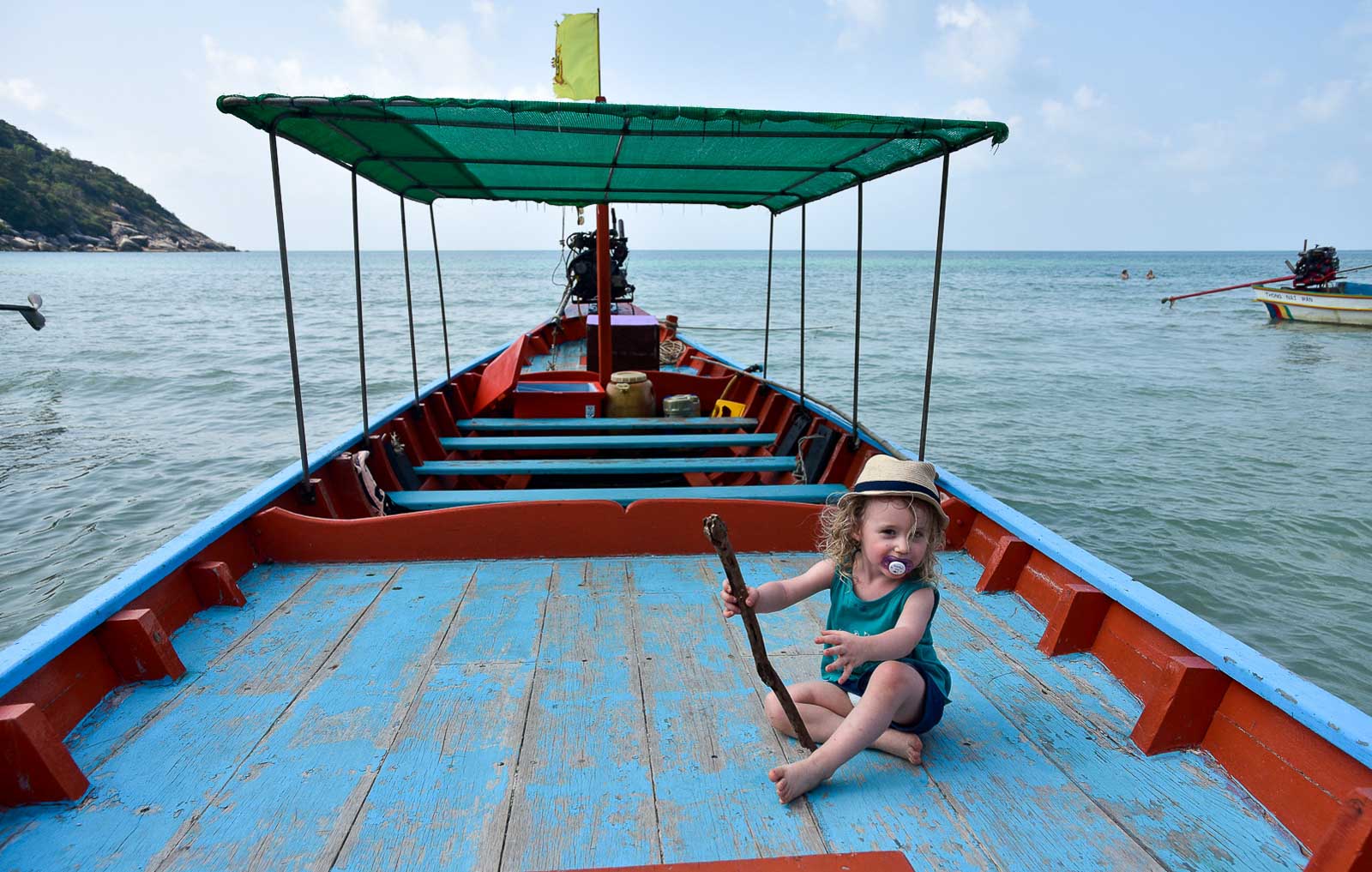Long tail boat avec bébé en Thaïlande