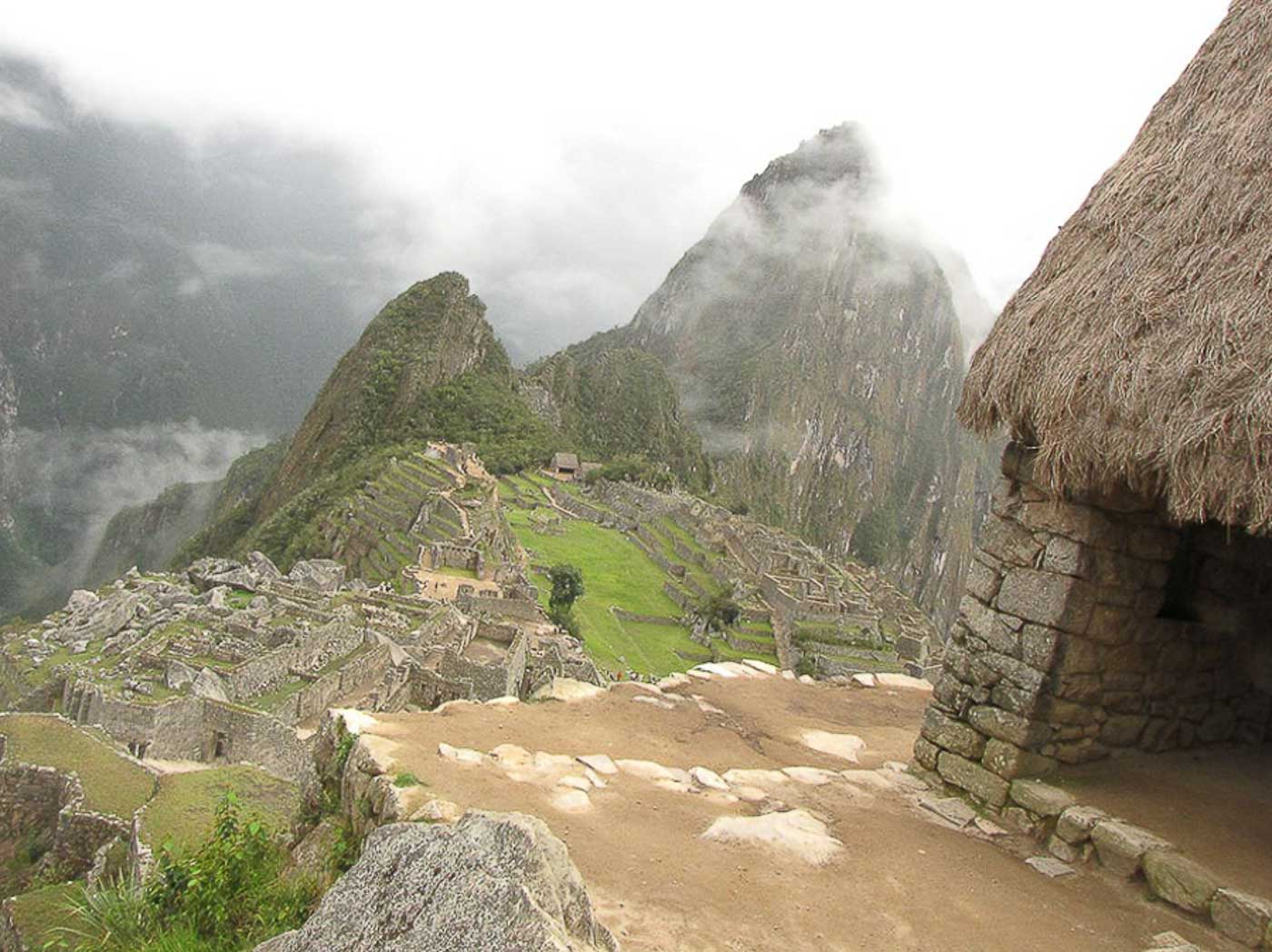 Vue plongeante sur les ruines du Machu Picchu